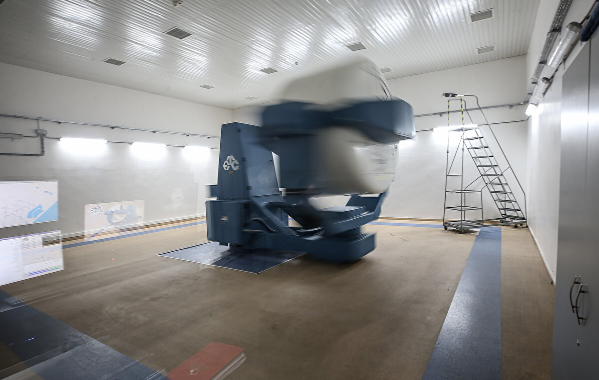 Ata, sözlerine şunları da ekledi:<br><br>''Atlama sandalyesi eğitim cihazında bazen işler yolunda gitmezse nasıl atlanması gerektiğini, doğru atlama prosedürlerini uçucularımıza anlatıyoruz. Dördüncü cihazımız uçucu vertigosu eğitim cihazında olan Gyro-Lab cihazı. Burada özellikle gece görüşü ya da bulutlu ortamlar başta olmak üzere görüş referansının olmadığı durumlarda pilotların karşılayabilecekleri illüzyonlara nelerdir, bu illüzyonlara karşı neler yapmaları gerektiğinin eğitimi veriliyor.<br><br>Son eğitim laboratuvarımız ise bizim gece görüş eğitim laboratuvarımız. Burada gece görüşüne bağlı bazı illüzyonlar ve problemlerin yanı sıra gece görüş gözlüğü eğitimleri veriliyor. Tüm bu eğitim laboratuvarlarının yanı sıra ekstradan bir de fiziksel performans eğitim laboratuvarımız var."