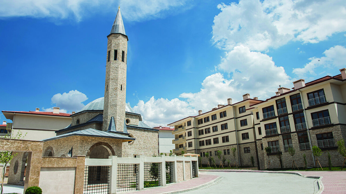 7 ilde gerçekleştirilecek kura tarihleri ise "1 Aralık 2022 Bolu 902 konut, 1 Aralık 2022 Karaman 751 konut, 2-3 Aralık 2022 Düzce 1100 konut, 2-7 Aralık 2022 Konya 7 bin 655 konut, 4-5 Aralık 2022 Zonguldak 1650 konut, 6 Aralık 2022 Bartın 850 konut, 7 Aralık 2022 Karabük 899 konut" olarak açıklandı.