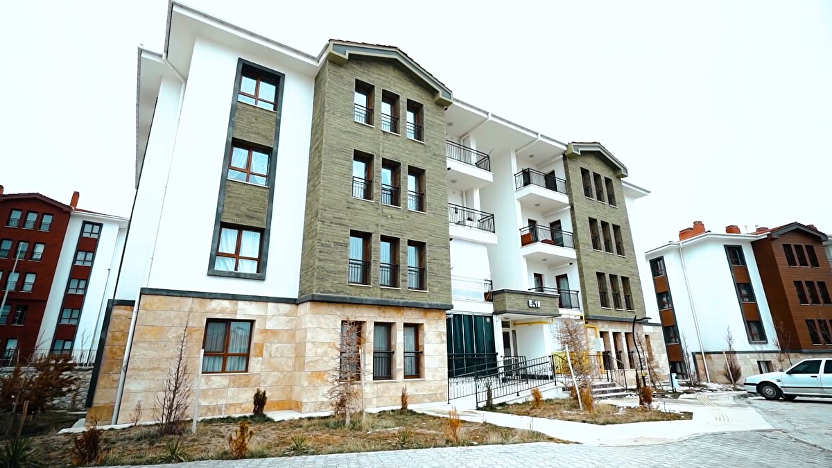 Kura çekimleri, 7 Aralık 2022 tarihinde sona erecek. Cumhurbaşkanı Recep Tayyip Erdoğan'ın 13 Eylül'de açıkladığı 'İlk Evim, İlk İş Yerim' projesinde 3'üncü etap kura çekilişiyle birlikte 7 ilde 13 bin 807 konutun hak sahibi noter huzurunda belirlenecek" denildi.