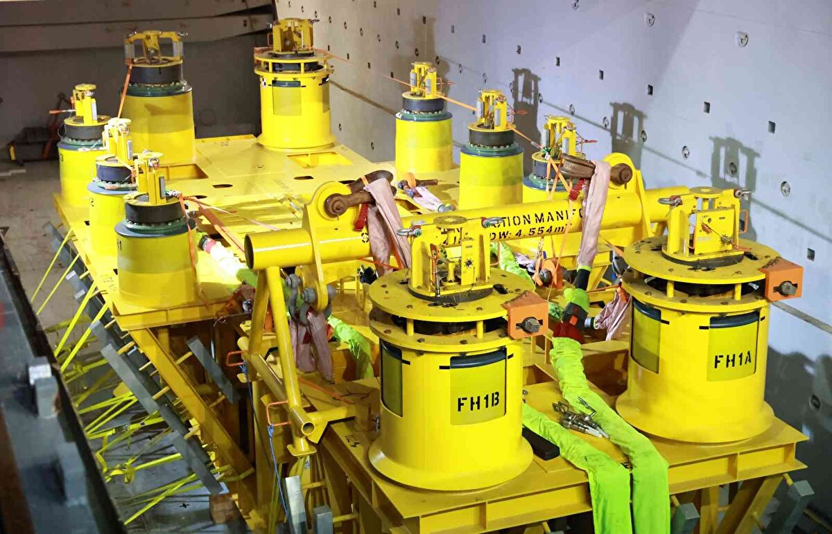 TPAO Genel Müdürü Melih Han Bilgin de sahadaki çalışmaların iş güvenliğini dikkate alarak devam ettiğini belirterek, "Burada çalışan yaklaşık 7 bin 500 kardeşimiz de projenin büyüklüğünün farkında. Onlar Türkiye'nin enerji tarihine ismini yazdırıyorlar. Ne kadar gurur duysalar az. İnşallah bu gazı milletimizle buluşturana kadar özverili, hassas, istekli ve hiç bitmeyen enerjimizle çalışmaya devam edeceğiz" değerlendirmesinde bulundu.<br><br>