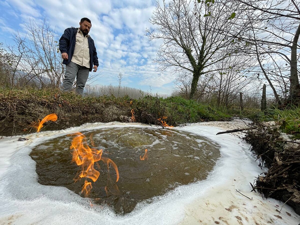 İddiayı ele alan videolardan biri de youtube'da paylaşıldı. Video metninde köy sakini Cemal Sivil'in ifadeleri yer alıyor. Muhtar Zerin, köyde Cemalettin Sivil adlı bir köy sakini olduğunu belirtti. AA Teyit Hattı, köy sakini Cemalettin Sivil'e ulaştı. Sivil, bazı gazetecilere denk geldiğini ve sorularını yanıtladığını ancak herhangi bir yayın takip etmediğini ifade etti. Sudaki yanmanın depremden sonra olduğunu söylemediğini belirten Sivil "Suda yanma önceden de vardı" dedi.<br><br>
