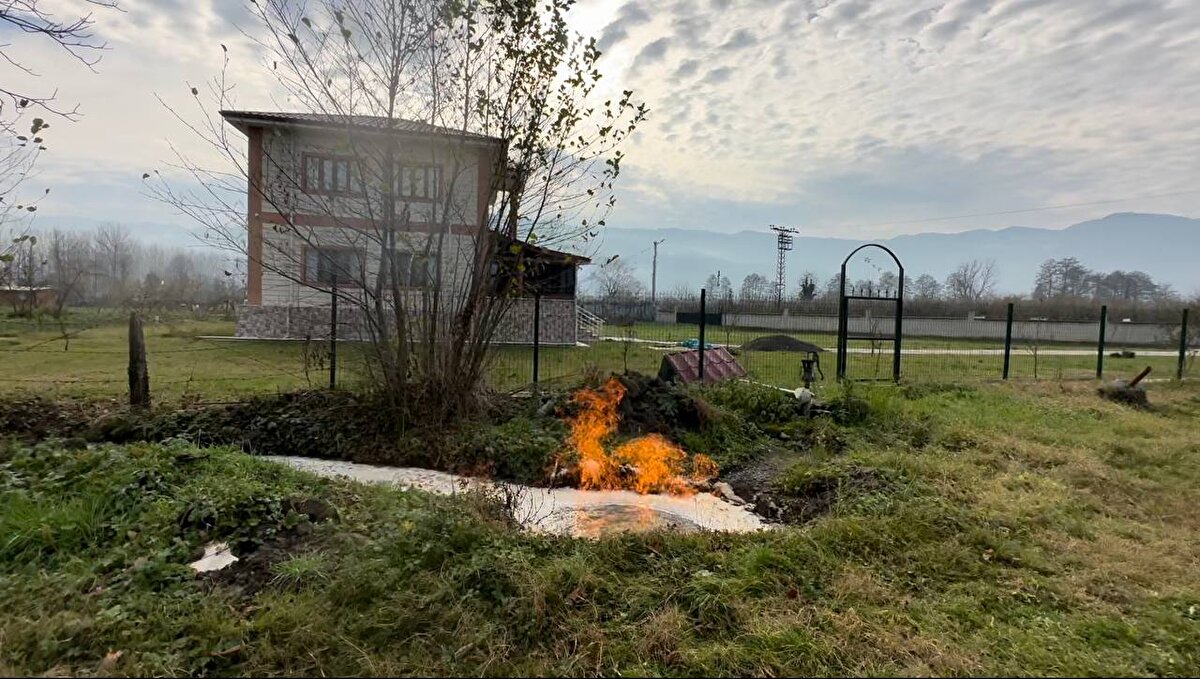 Güvenlik güçleri, su kuyusunun etrafında tedbir aldı.<br><br>Dokuz Eylül Üniversitesi Deprem Araştırma ve Uygulama Merkezi Müdürü Prof. Dr. Hasan Sözbilir, su kuyusunda ve bölgede inceleme yaptı. AFAD ekipleri yanan sudan örnek aldı.<br><br>