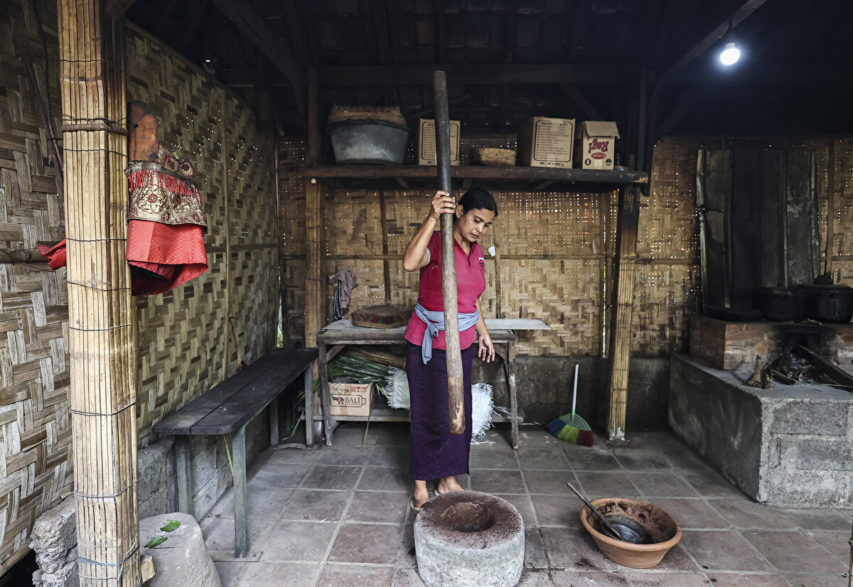 Kahve işleme sürecinin genellikle bir hafta sürdüğünü aktaran Budiani, güzel bir kahve elde edebilmenin sırrının havanın yağışlı olup olmamasına bağlı olduğunu anlattı.<br><br>Açık gökyüzünde kahvenin aromasının daha güzel olacağını belirten Budiani, "Hava izin vermezse ve sonra içeride kurutursak, o zaman kahvenin tadı farklı olur." dedi.
