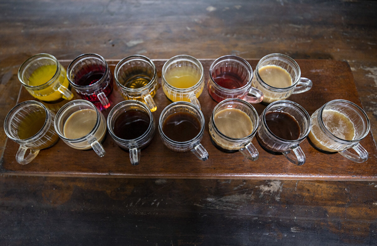 <br>Budiani, tekrar sıcak suyla temizlenen çekirdeğin, kavrulup havanda dövülerek paketlendiğini belirtti. Luwak kahvesinin kavrulma şeklinin de müşterilerin isteğine göre değiştiğini anlatan Budiani, en az 2 kilogram kahve çekirdeği için öğütme işleminin yaklaşık 1 saat kadar sürdüğünü anlattı.