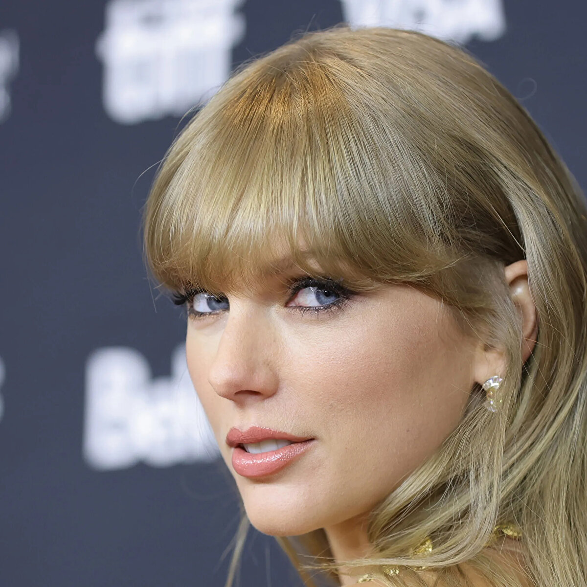 Son albümüyle tüm dünyada rekorlara imza atan Swift, Türkiye’nin en çok dinlenen sanatçı, albüm ve şarkı listelerinde ilk 5’e giren tek yabancı sanatçı oldu. Spotify 2022 Yılın Özeti sonuçları bu anlamda, Türkiye’de en çok Türkçe müziğin dinlendiğinin de kanıtı olma niteliği taşıyor.<br><br>