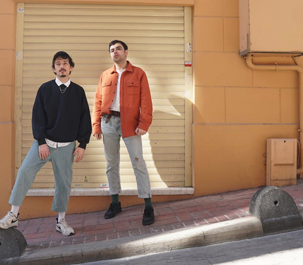 En çok dinlenen şarkılar sıralamasına ise bu yıl bir pop şarkısı damga vurdu. Bu yıl sıkı bir çıkış yakalayan ve Türkiye’de 2022 yazında da en çok dinlenen şarkı olan elektronik pop grubu KÖFN’den Bi’ Tek Ben Anlarım birinciliğe yerleşti. Türkiye’deki dinleyicilerin bu yıl en çok dinlediği ikinci şarkı UZI’den ARASAN DA olurken onu cakal’dan İmdat ve UZI’den PAPARAZZI takip etti. Spotify EQUAL müzik programının 2022’deki Türkiye elçilerinden biri de olan ve yılın en çok dinlenenleri arasına ismini yazdıran Güneş, Suçlarımdan Biri parçasıyla en çok dinlenen 5’inci şarkı oldu.<br><br>