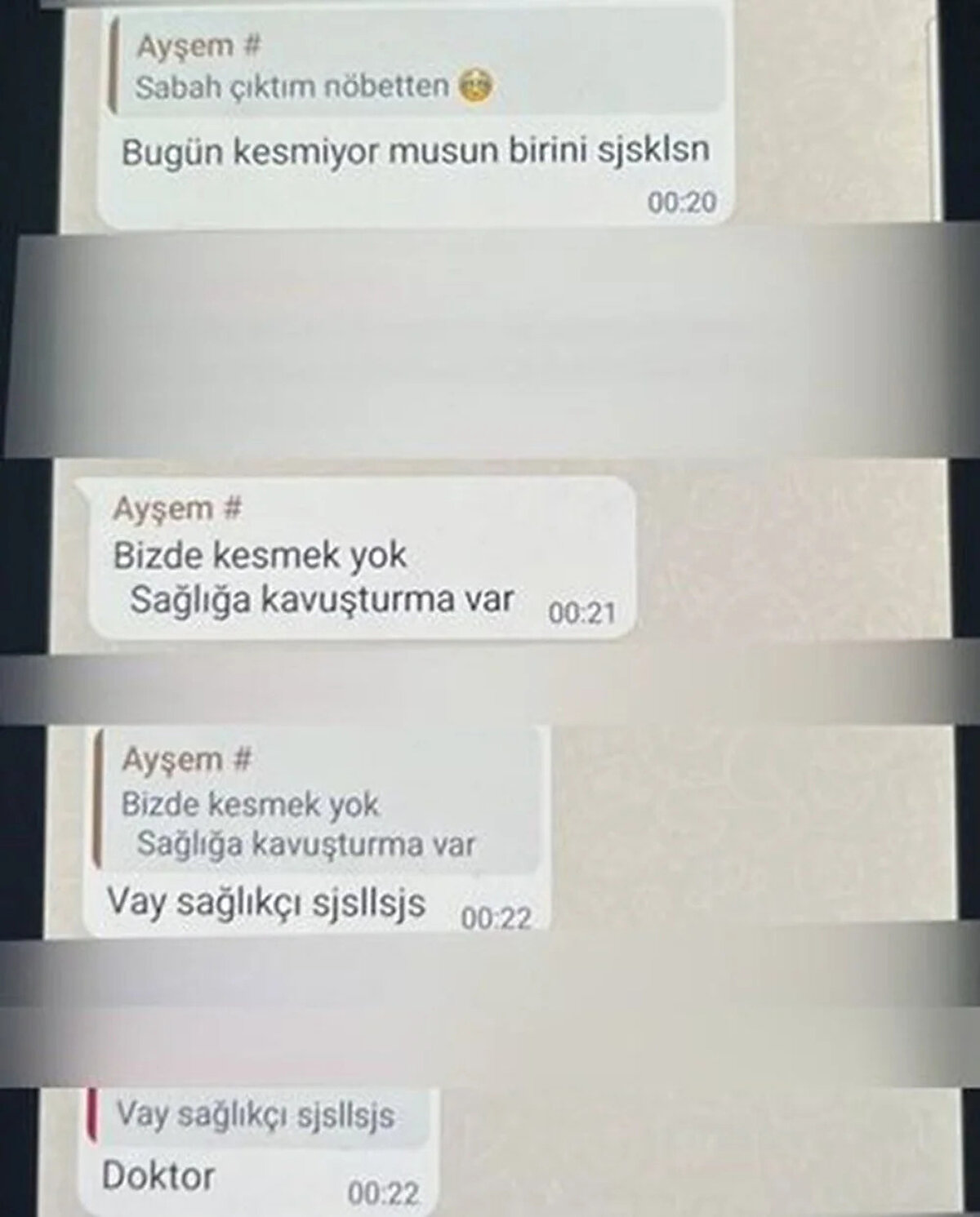 Türkiye'nin konuştuğu sahte doktorun ses kaydı ve yazışmaları ortaya çıktı. Özel bir üniversitenin sağlık bölümü öğrencilerinin yer aldığı WhatsApp grubuna ses kaydı atan Ayşe Özkiraz (20), girdiği ameliyatlar ile ilgili bilgi aktarıyor.<br><br>Sahte doktorun aynı gruba, "Bu halde 70'inci hastama bakıyorum, bayılacağım" yazdığı da ortaya çıktı.