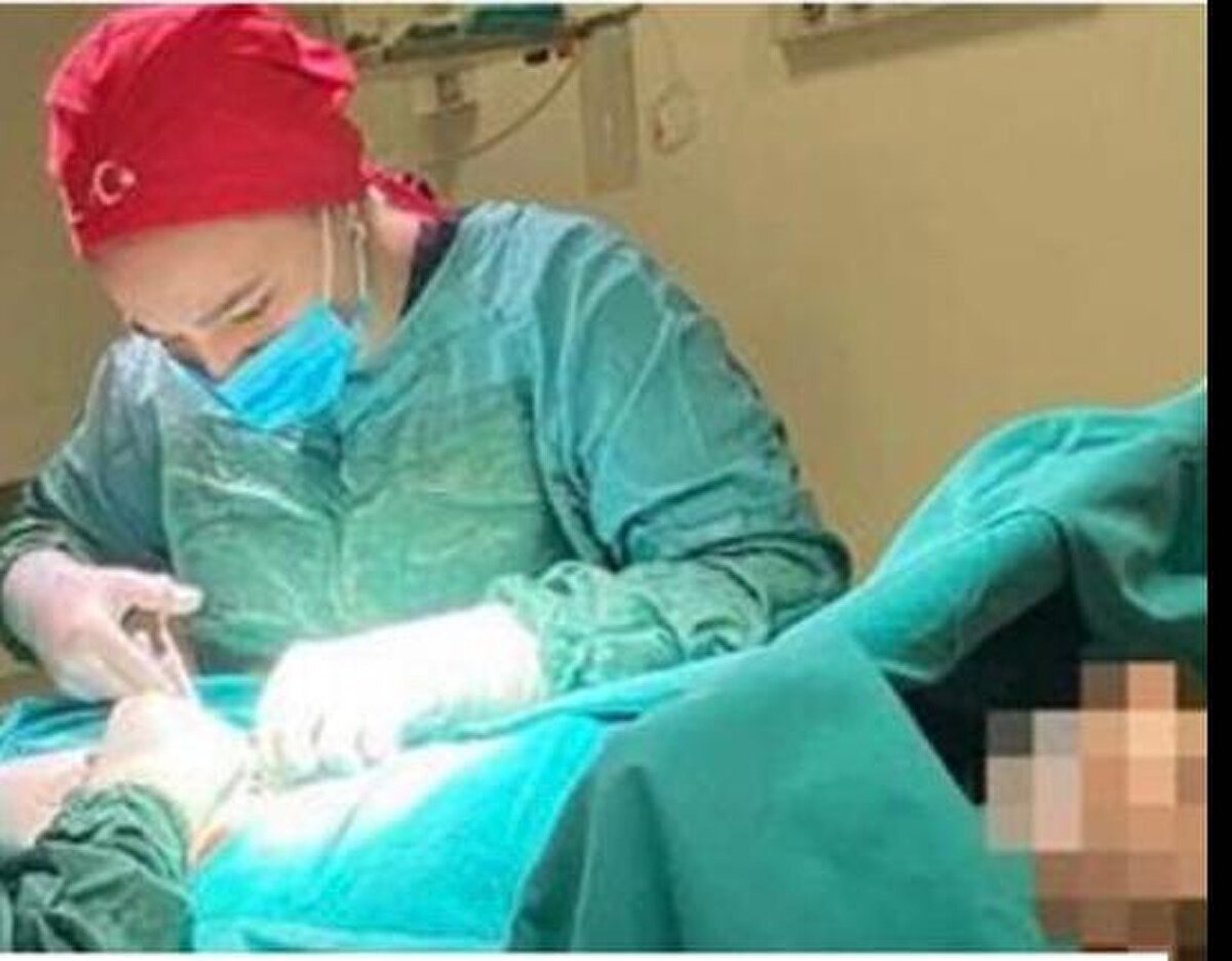 Ayşe Özkiraz'ın sevgilisi tam 15 gün boyunca kulak-burun-boğaz servisinde yattı. Sahte doktor ise gerçek bir doktor gibi bir dakika olsun sevgilisinin yanından ayrılmadı. Sevgilisine karşı çok ilgiliydi ve çevresindeki herkes de ona 'hocam' diye hitap ediyordu.<br><br>Sahte doktor bu kez sevgilisini 'mezun oluyorum' diyerek okula çağırdı. <br><br>Özkiraz'ın sözlerinden şüphelendiğini belirten C.T. "Çapa Tıp Fakültesi'nin mezuniyet töreniydi, ancak daha önceden Cerrahpaşa Tıp Fakültesi'nde öğrenci olduğunu söylemişti. Durumdan şüphelendim. 'Hiç arkadaşın yok mu?' dedim. O da daha fazla şüphelenmemem için partide diğer öğrencilerle fotoğraf çektirdi" ifadelerini kullandı.