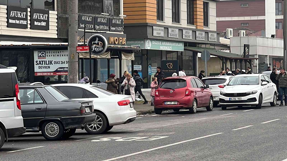 Kısa süreli paniğe neden olan depremde herhangi ve yaralanma ya da çökme yaşanmadı. Vatandaşlar bir süre sokakta bekledikten sonra işlerine geri döndü.<br><br>