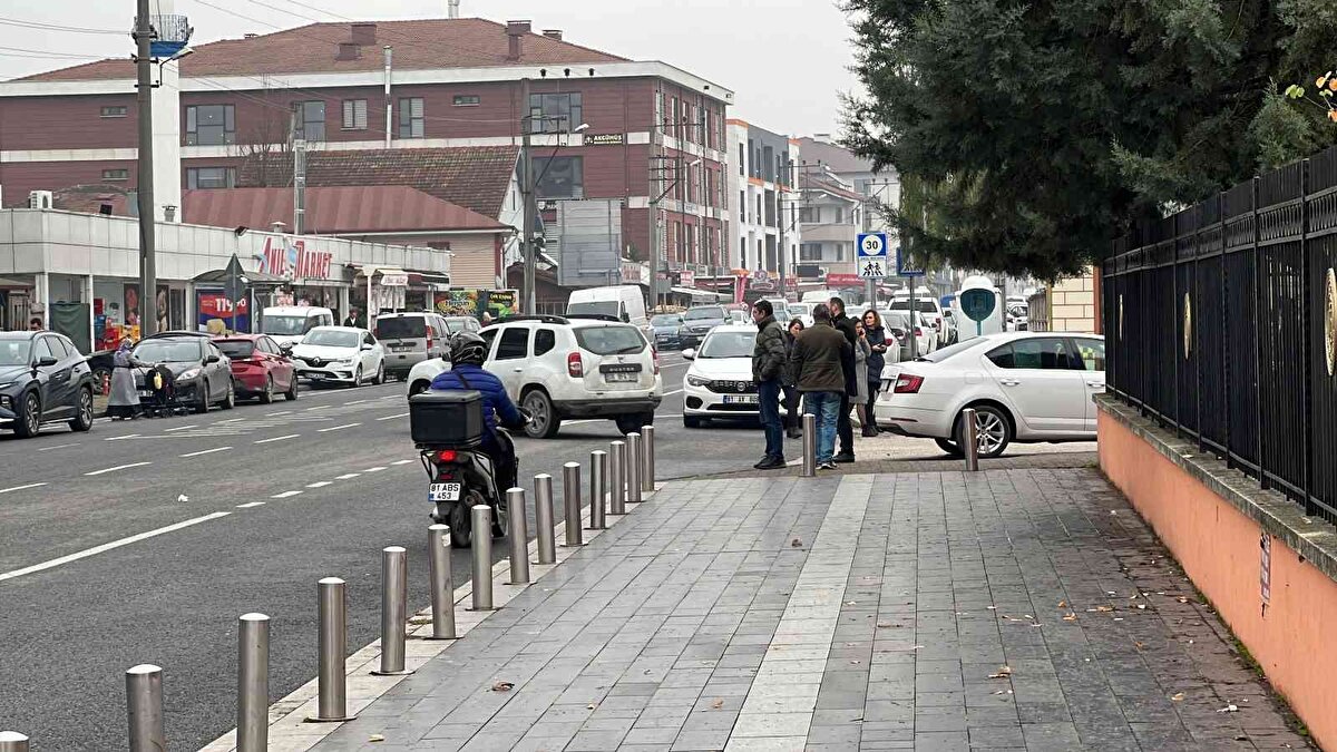 Depremin hissedilmesiyle birlikte özellikle alışveriş merkezleri ve iş yerlerinde olan vatandaşlar panikle sokağa çıktı.<br><br>