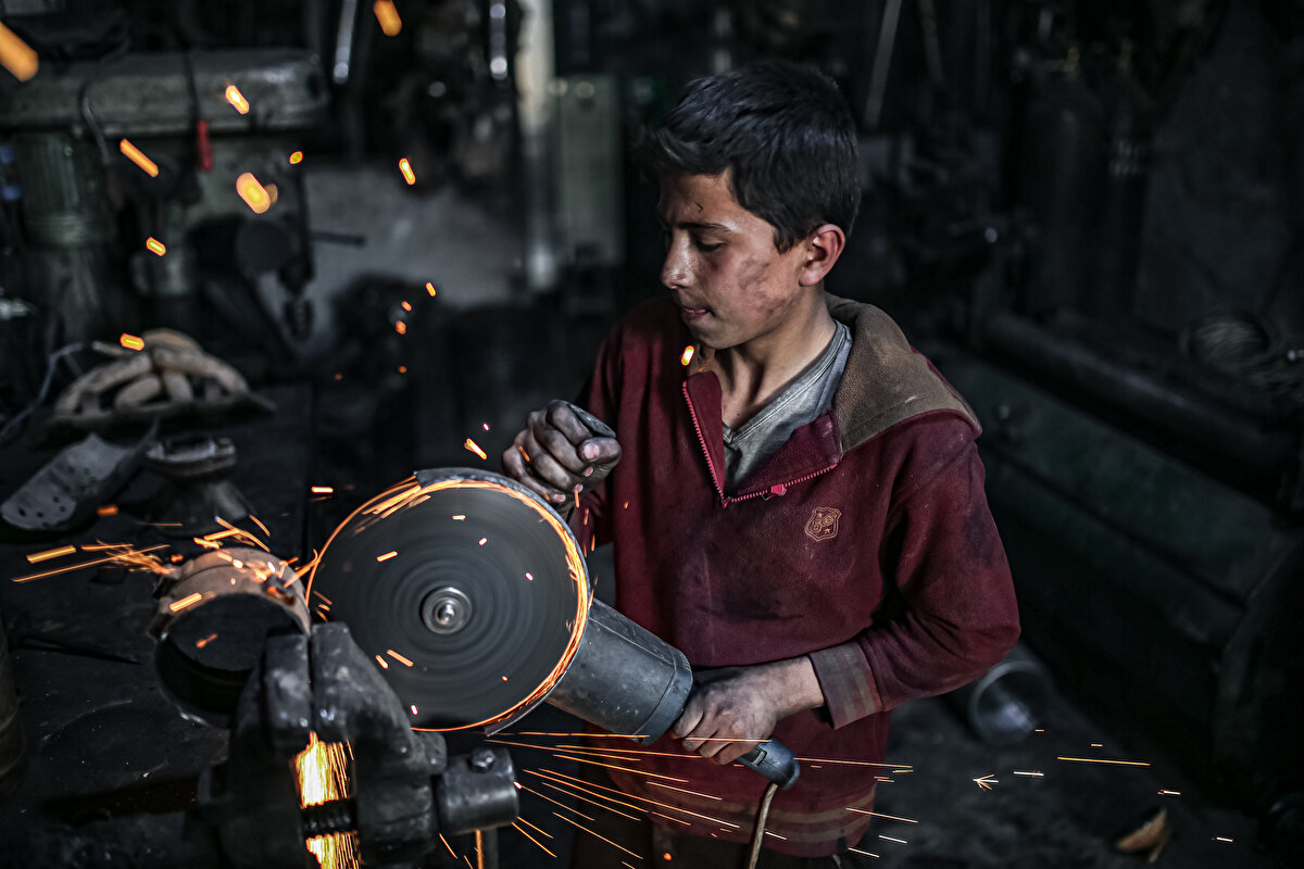Birleşmiş Milletler Çocuklara Yardım Fonuna (UNICEF) göre, iç savaşın sürdüğü Suriye'de en az 2,4 milyon çocuk okula gidemezken, çocuk işçiliği de kanayan yaraya dönüştü.