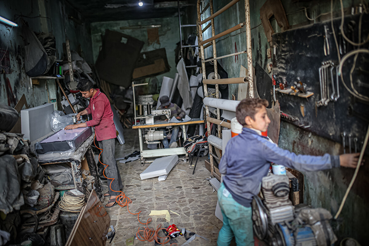 Saldırılar ve iç göç nedeniyle oluşan ortamda hayata tutunmaya çalışan 18 yaşından küçük milyonlarca çocuk, okul sıraları yerine çalışarak ailelerinin geçimine destek oluyor.