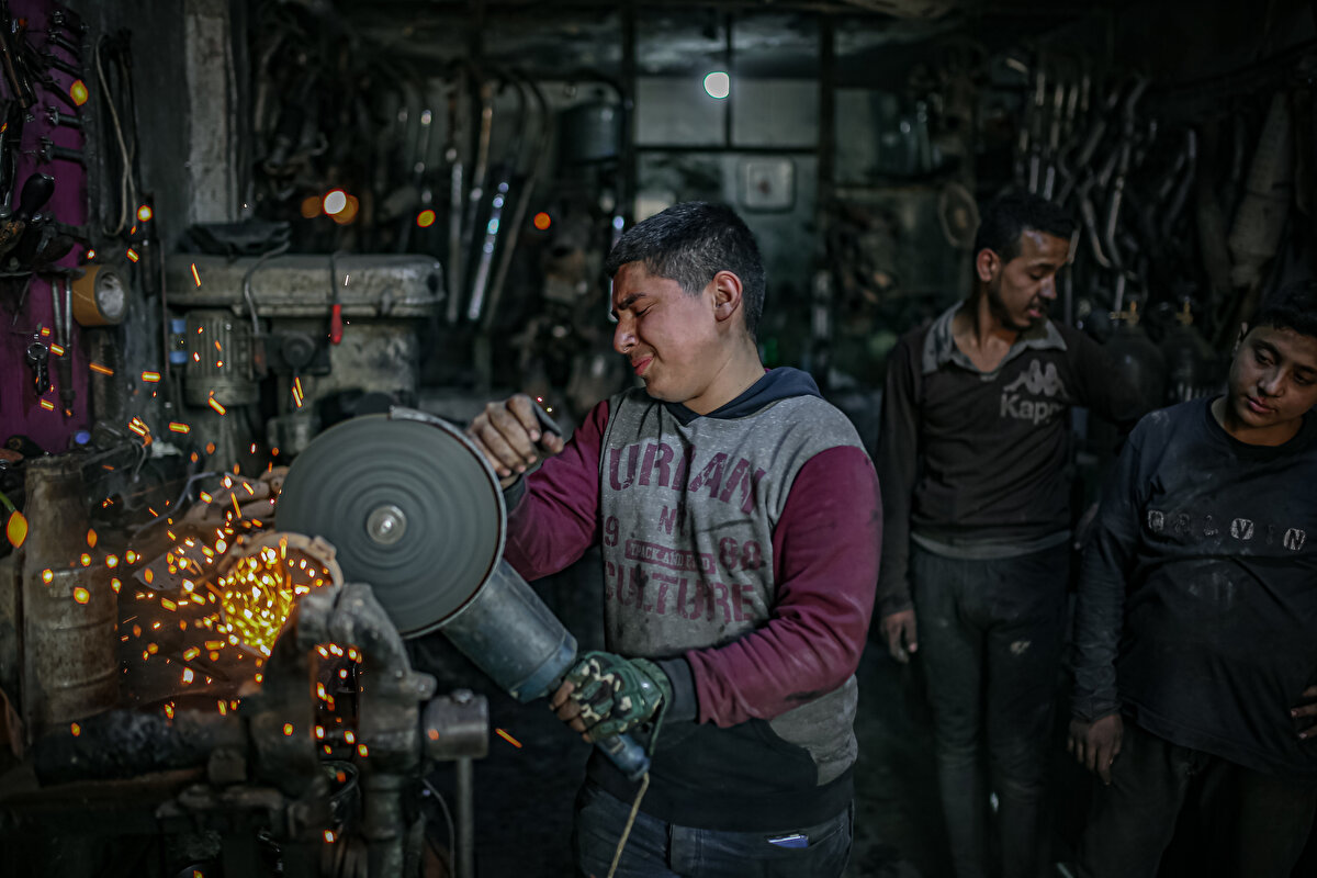 Esed rejiminin 2015 yılındaki hava saldırısında babasını kaybeden 14 yaşındaki Halit Zerzur, yaptığı açıklamada, 5 kardeşini geçindirmek için annesi ile çalıştığını söyledi.