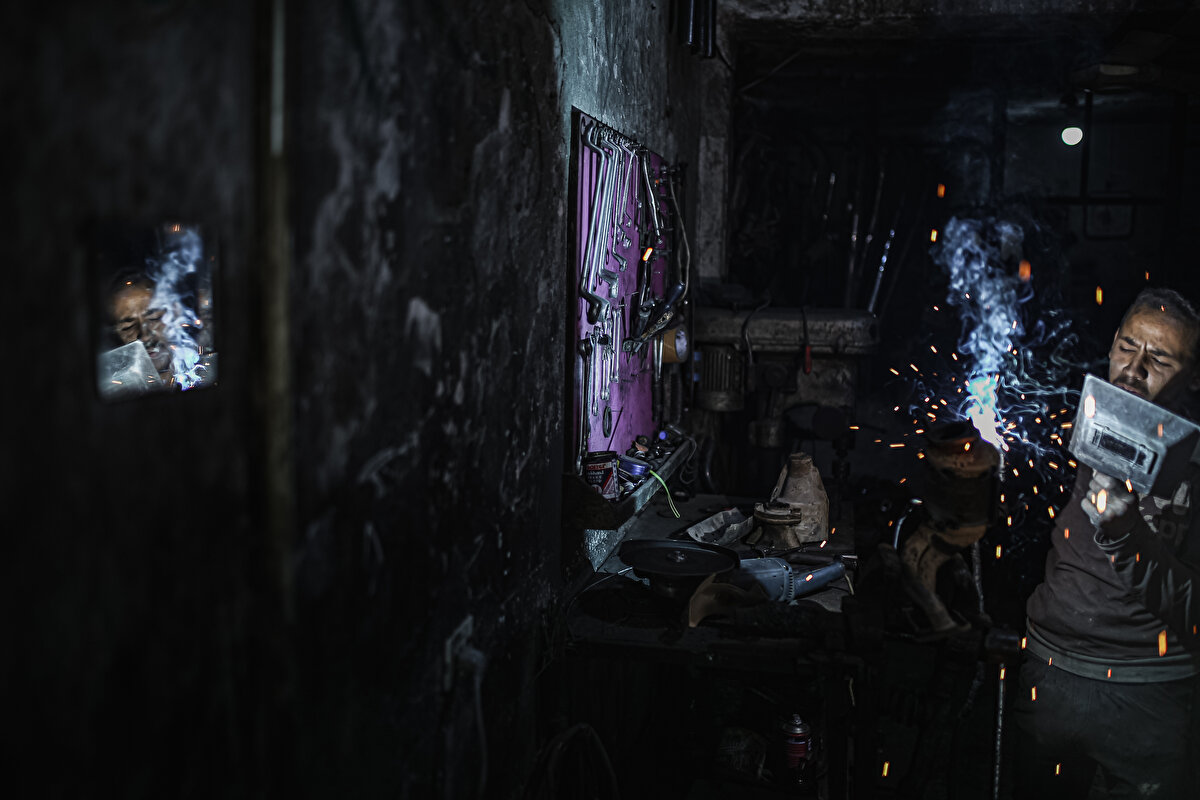 Zerzur, 2 yıldır araba tamir atölyesinde çalıştığını belirterek zorlu yaşam şartlarıyla baş edebilmek ve ailesine bakmak için okulunu bırakmak zorunda kaldığını kaydetti.<br><br>Haftalık 125 TL kazandığını ifade eden Zerzur, "Annemle çalışıp kardeşlerimize bakıyoruz. Burada araba motorları tamir ediyorum. Umarım ileride bu mesleği öğrenirim." dedi.