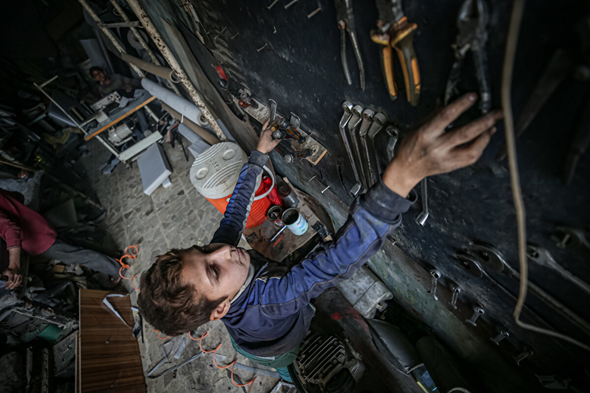 İdlibli Abdülkerim Süleyman da babasının şeker ve kalp hastası olması nedeniyle okulunu yarıda bırakarak erken yaşta iş hayatına atıldığını anlattı.