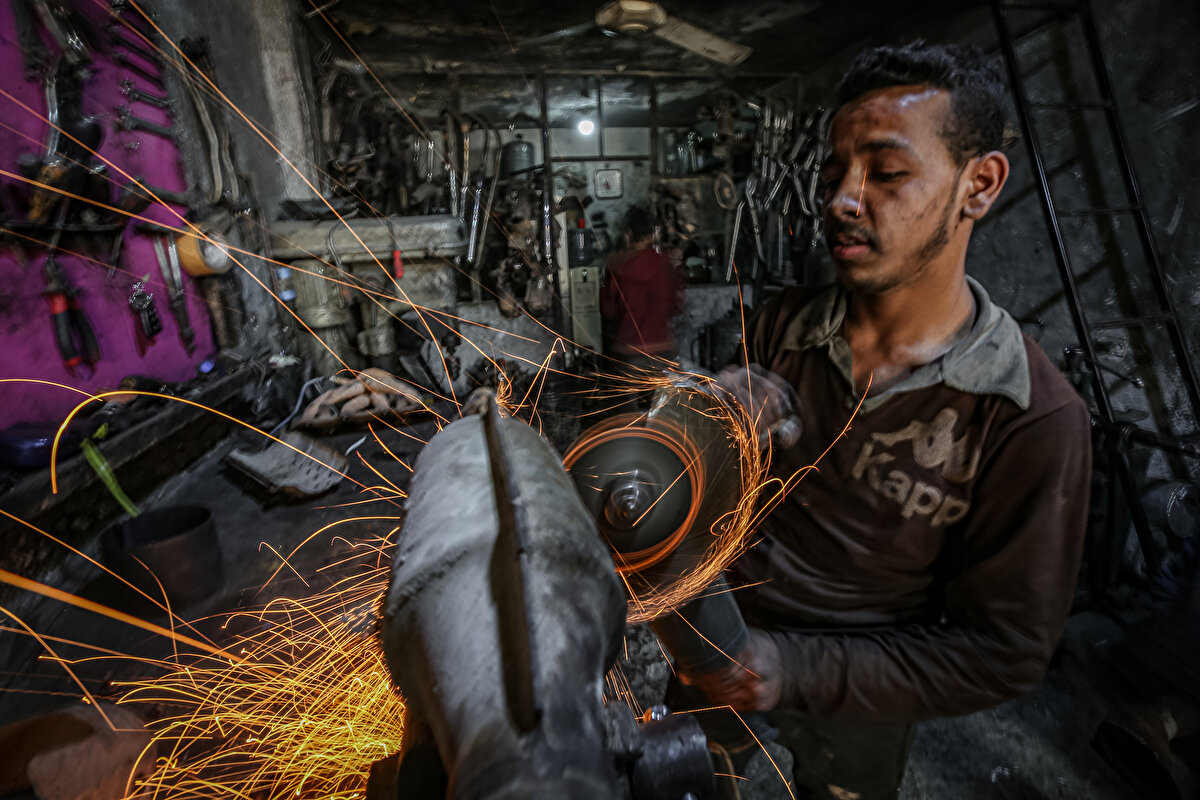 13 yaşındaki Süleyman, çalışarak 4 kardeşine bakmaya çalıştığını söyledi.<br><br>Haftalık 20 TL kazandığını ancak bu paranın ekmek ve sebze almaya yetmediğini kaydeden Süleyman, "Daha önce kaportacıda çalıştım. Şimdi oto elektrikte çalışıyorum. Arabaların elektrik sorunlarını tamir ediyorum." dedi.