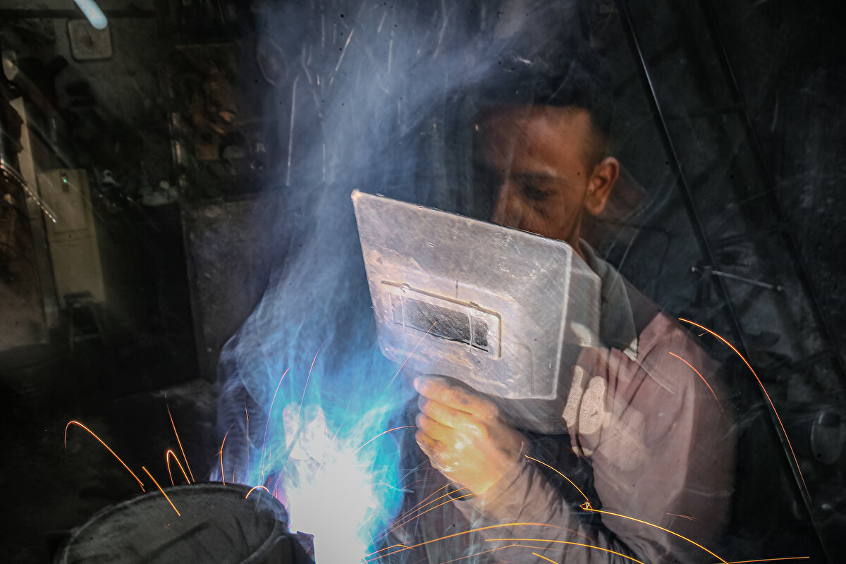 Süleyman, okuluna dönme ümidi ile yaşadığını belirterek "Ödevlerimi yapmayı özledim. Burada sabah saat 7'den akşam saat 20.30'a kadar çalışıyorum. Temenni ederim ki zenginler yoksullara yardım eder." şeklinde konuştu.