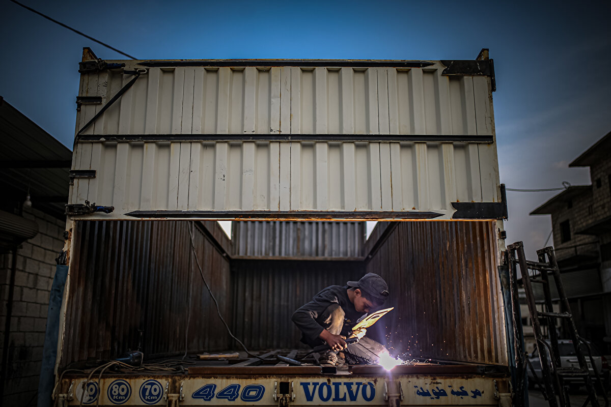 5 kişilik ailesine baktığını dile getiren Hafserci, "Atölyede temizlik yapıyorum. Ürünleri istifliyorum. Okulumu çok seviyorum ama gidemiyorum çünkü aileme yardım etmem gerekiyor." dedi.