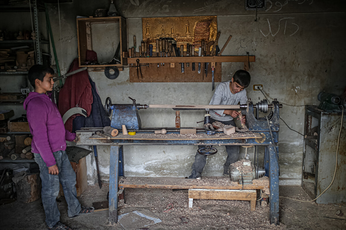 Hafserci, tek isteğinin okula gitmek olduğunu vurgulayarak "Haftalık 50 TL kazanıyorum. Kazandığım para bizi geçindirmeye yetmiyor, günümü ustamla mesleği öğrenmekle geçiriyorum." ifadelerini kullandı.