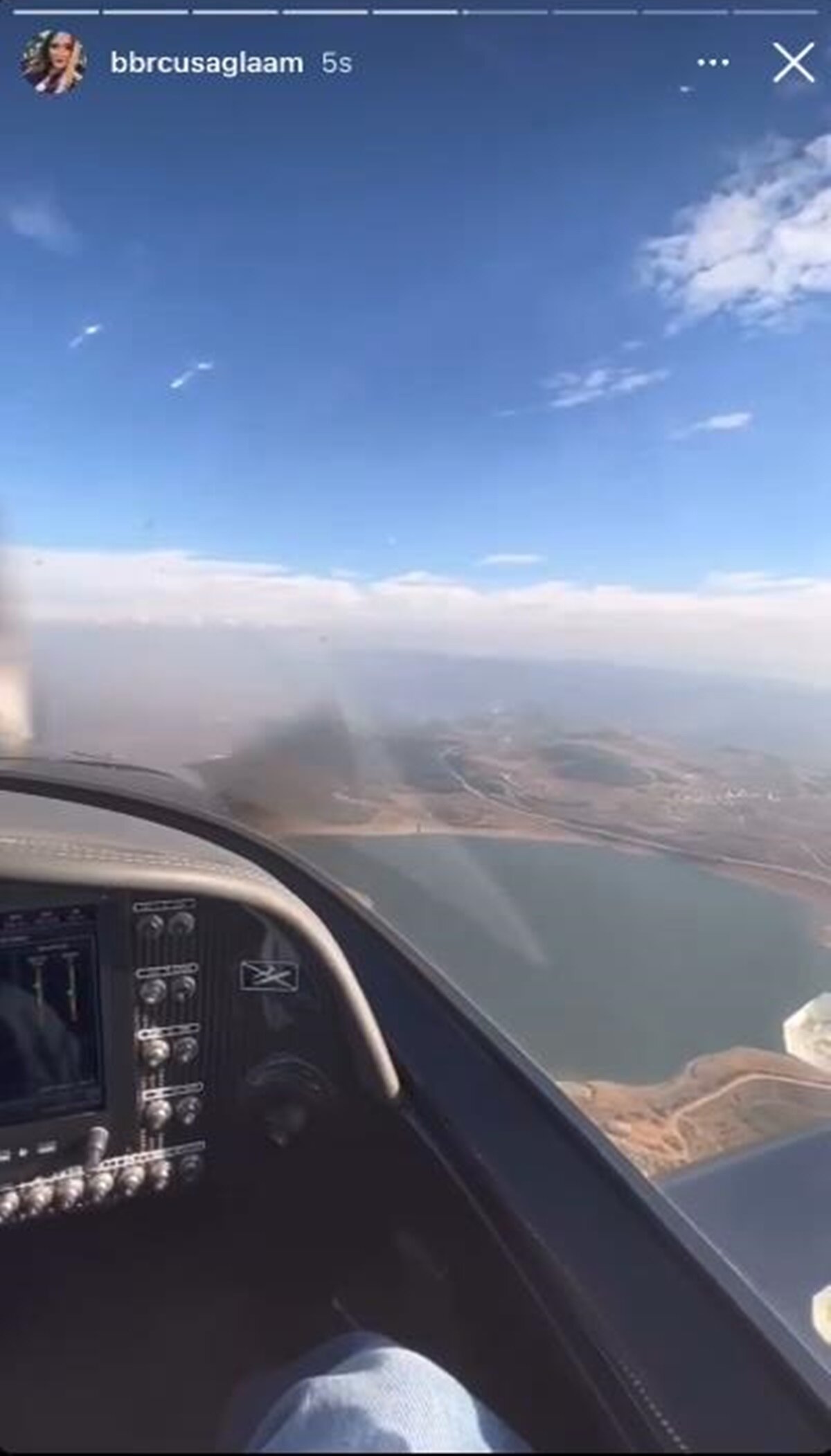 Burcu Sağlam'ın son görüntüleri ortaya çıktı. Görüntülerde; uçak düşmeden önce Sağlam'ın kendisini ve çevreyi çektiği, sosyal medya hesabından paylaştığı son görüntüler ortaya çıktı.<br><br>Kaza öncesi pilot Hakan Köksal ile konuştuğunu söyleyen öğretmen pilot Vedat Sarıkaya, "Havada bir iki kere telefonla görüştüm, olaydan yaklaşık yarım saat öncesi. Sonra zaten takip ediyorduk kendisini. Hava şartları aniden çok hızlı değişime girdi, çok hızlı değişti, bir anda kapattı. Görüş neredeyse çok az, 200 metrelere düştü, hemen arkasından aradık ama irtibat koptu" dedi.<br><br>Hakan Köksal'ın uçaktayken hava şartlarının kapandığını söylediğini belirten Sarıkaya, "Geri dönmesini söyledik ama ondan sonra zaten çok hızlı gelişi irtibat koptu" açıklamasında bulundu.<br><br>Öte yandan geçtiğimiz nisan ayında da Osmangazi ilçesinde tek motorlu eğitim uçağı kalkıştan hemen sonra evlerin arasına düşmüş, iki pilot hayatını kaybetmişti.<br><br>