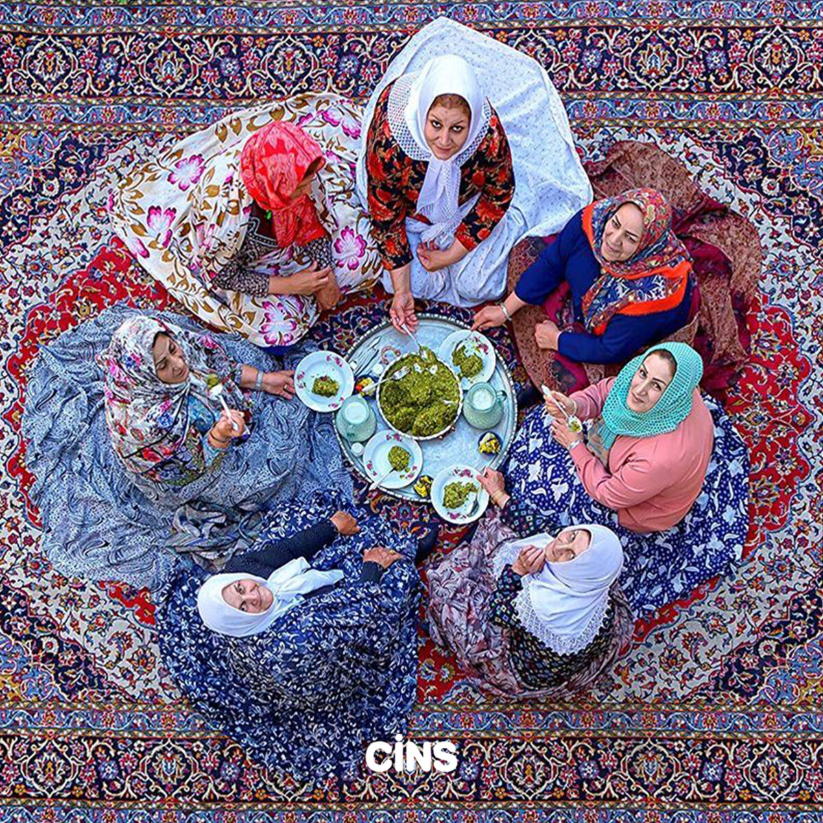 Emektar bir halının üzerinde kadınlar