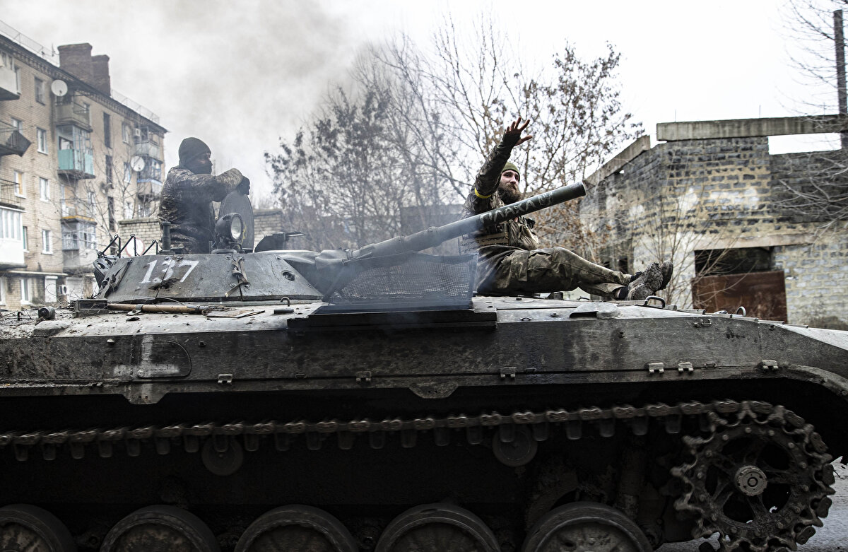 Öte yandan ABD tarafı ise çok farklı bir sayı paylaşmıştı. ABD Genelkurmay Başkanı Orgeneral Mike Milley, Ukrayna'daki savaşta 100 bin civarında Rus, 100 bin civarında da Ukrayna askerinin öldüğünü ya da yaralandığını tahmin ettiklerini açıklamıştı.<br><br>