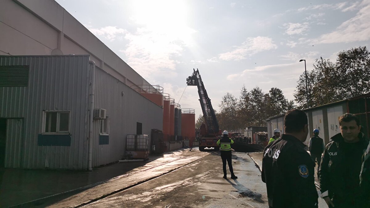 Patlamayla birlikte tankerde yangın çıktı, siyah dumanlar gökyüzüne yükseldi.<br><br> İhbar üzerine bölgeye çok sayıda itfaiye ekibi sevk edildi.