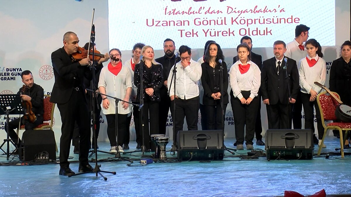 Bakan Yardımcısı Sezgin, Milli Eğitim Bakanı Mahmut Özer'in 'meslek okullarında, ahilik teşkilatını örnek alıyoruz' sözlerine atıfta bulunarak "Bizimde bugün ecdadımızdan örnek alarak söyleyeceğimiz sözler var. Kendi kültürümüze baktığımız zaman önce insana bakışı görmek lazım. Bizim kültürümüz insana bakarken engelli ya da engelsiz diye ayırmaz. Hiçbir ayrım yapıp ötekileştirmeden bütün insanları eşref-i mahlukat kabul eder. Eşref-i mahlukat demek var olan varlıkların en şereflisi demektir. Bende, down sendromlu olanlarda, görme engelli olanlarda hepimiz eşit varlıklarız. Bizim kültürümüzde deli kelimesi çok az kullanılır onun yerine meczup deriz. Onlar Allah'ın emanetidir denilir ve dışlanmaz. Nereye giderlerse baş köşeye oturturlar. Anadolu insanın böyle bir şefkati ve merhameti vardır. Anadolu insanın bu şefkati sayesinde bugün dünyanın hayali edemediği yerler kurmuşuz. Özel insanları musiki ile tedavi etmiş. Gıdalarına dikkat etmiş ve sülün etiyle beslemişizdir. Edirne'de, Amasya'da ve daha çok sayamayacağım birçok yerde batı toplumdan engellileri dışlarken biz tedavisini yapmışız, dolayısıyla böyle bir kültürün içerisinde bugünkü yaptığımız faaliyet bizim dünden bugüne Birleşmiş Milletler 'in aldığı bir kararla değil özümüzde ve kültürümüzde var olan insanlık anlayışını sunmuştur" diye konuştu.