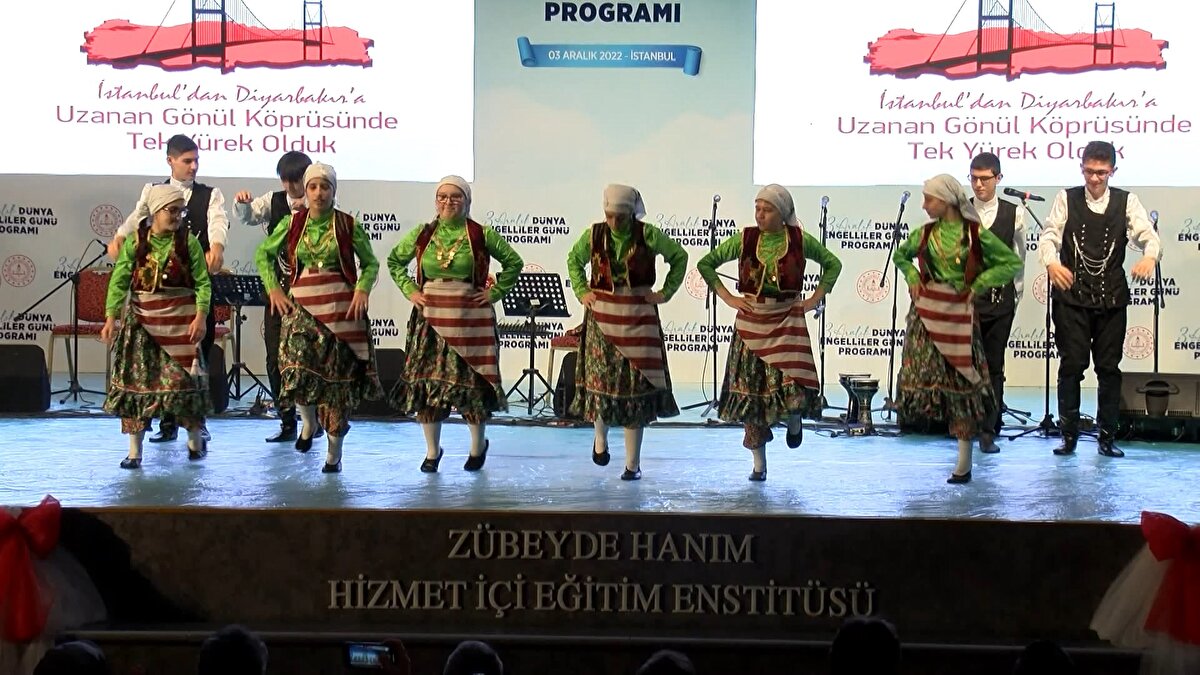 Milli Eğitim Bakan Yardımcısı Osman Sezgin, "Batının eğitim tarihine baktığımız zaman, Arthur Schopenhauer'ın bir kuramı var adı 'Yaradılıştan suçlular' yani bir insan ya doğuştan suçlu ya da değildir. Doğuştan suçlu olanları eğitmek mümkün değildir. Onları toplumdan sürüp çıkarmak lazım diyorlar. Yani bir anlamda pesimist bir anlayış var. Dolayısıyla bu pesimist anlayışın hâkim olduğu bir batı kültürü onun doğurduğu bir batı medeniyeti ve onun oluşturduğu küresel kültür var. Bu küresel kültür vicdan yaparak engelli vatandaşların toplumdan uzaklaştırılmasının insani olmadığını görünce onlarla ilgili bir gün oluşturmayı esas almış ve 1992 yılında Birleşmiş Milletler Engelliler Günü bir gün icat etmiş. Şu konuda teşekkür ediyorum 'doğuştan suçlular' diye o insanları toplumdan uzaklaştırdıkları bir anlayıştan bugün onlarla ilgili bir gün icat etmeye gelmek bir terakkidir bu yönüyle teşekkür ediyorum" dedi.