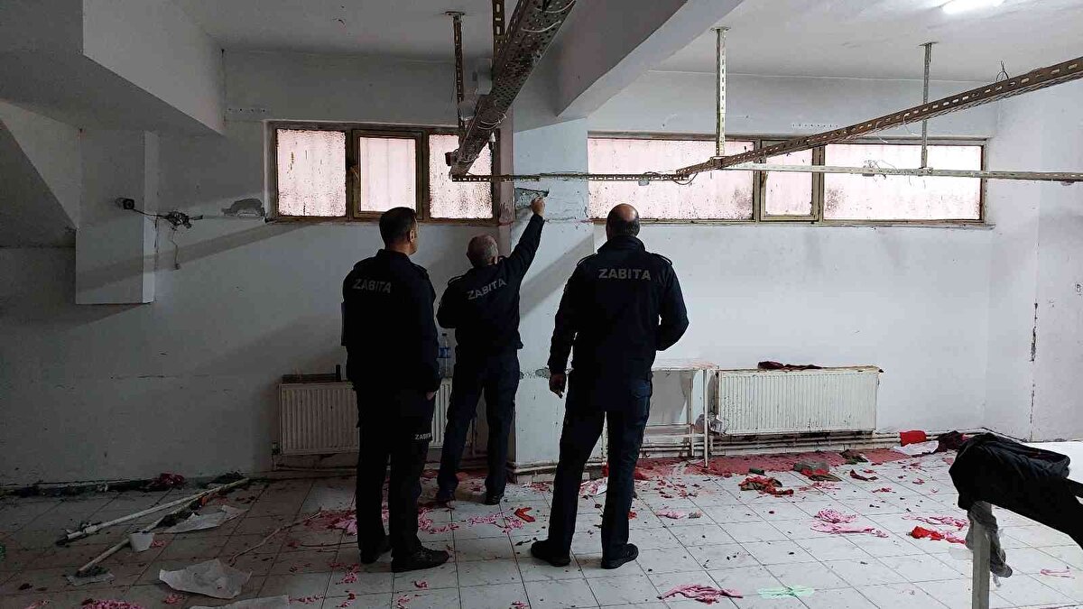 Öte yandan zabıta ekiplerinin nöbet tuttuğu sokak, araç ve yaya trafiğine kapatıldı.<br><br>