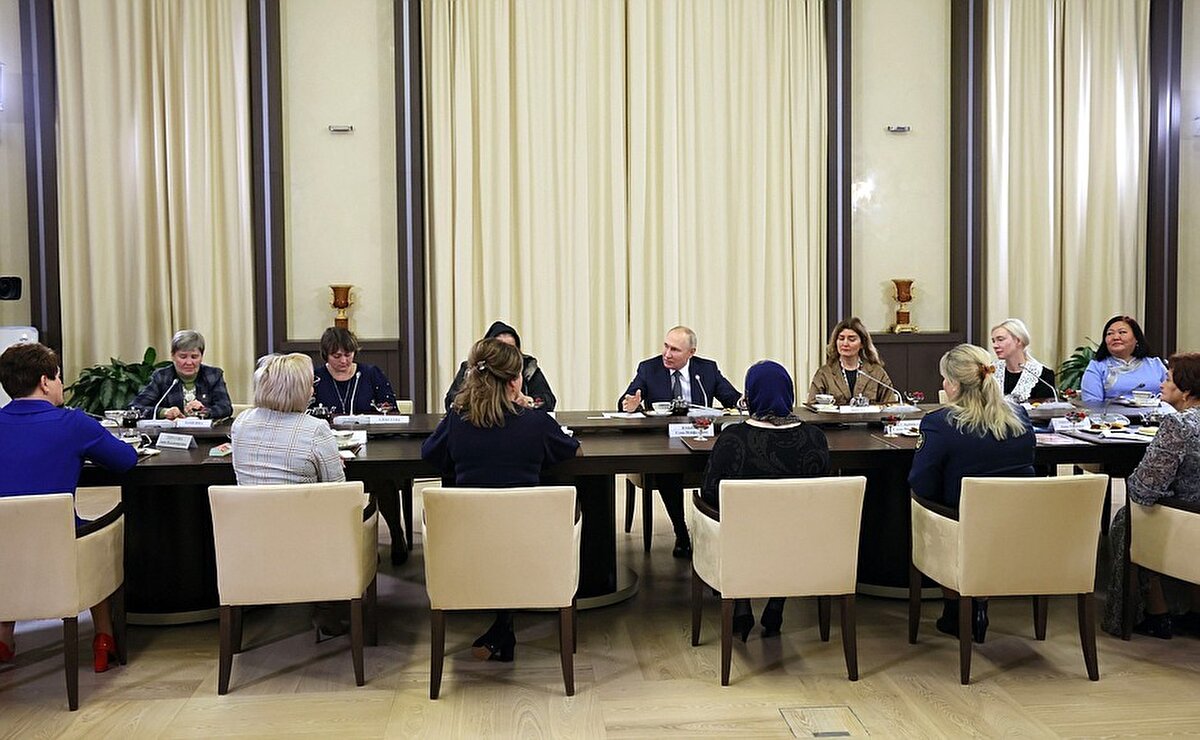 Destekteki düşüş, Rusya'nın on binlerce erkeğin seferber edilmesi ve cepheye gönderilmesi emrini vermesinin ardından geldi. Putin, geçen hafta askerlerin eşleriyle yaptığı halka açık bir toplantıyla artan öfkeyi yatıştırmaya çalıştı.<br><br>