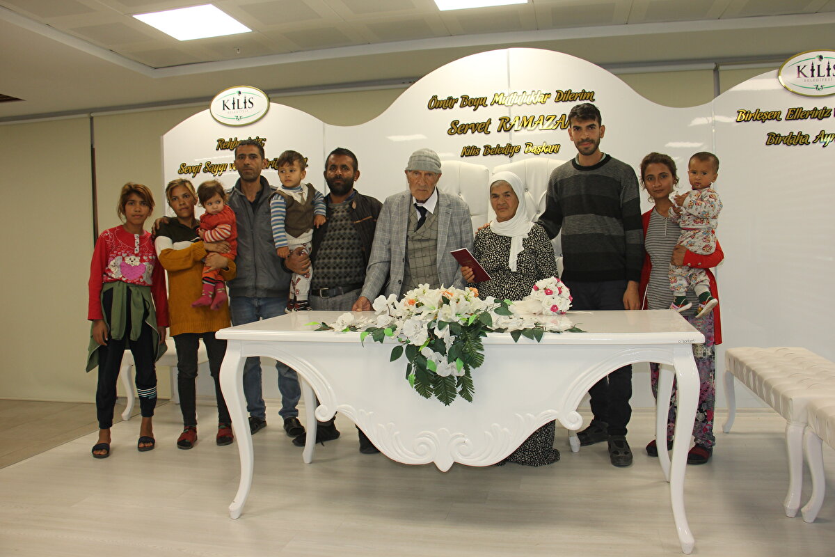 Elmas Kırta ise 33 yıl sonra nikah kıydıkları için mutlu olduğunu belirterek, "Mutluyum, huzurluyum. Eşimle 5 çocuğunuz ve 20 torunumuz var" dedi.