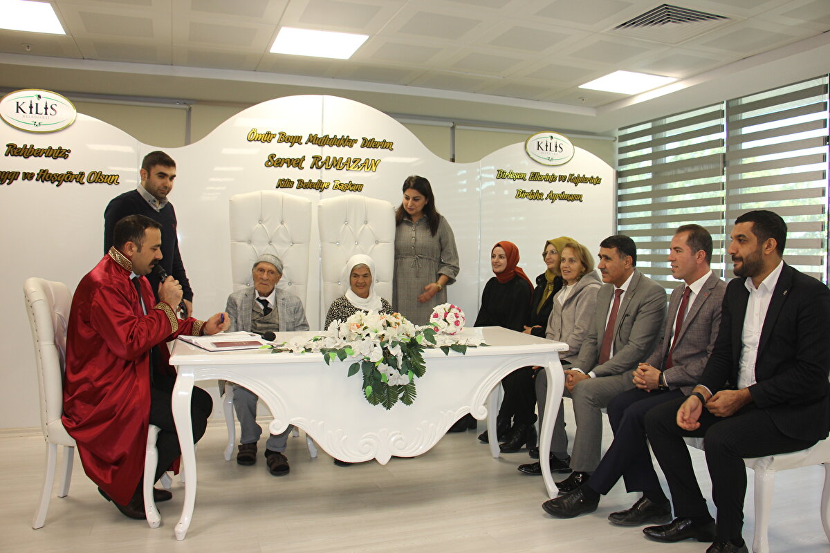 <br>Kilis Belediyesi Nikah Salonunda düzenlenen törene 33 yıldır birlikte yaşayan Duran Alagöz yürüteçle geldi. Nikahı kıyılan çifte evlilik cüzdanını çocukları verirken, çift üzerinde fotoğrafları bulunan pastayı keserek birbirine ikram etti.