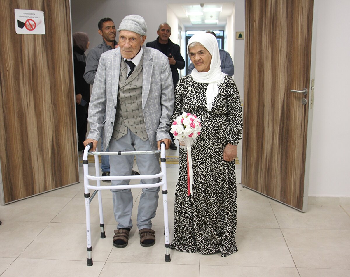 AK Parti Kilis Sosyal Politikalar Başkanı Burcu Gülocak da ev ziyaretleri sırasında çifti tanıdıklarını belirterek, "Ailenin ihtiyaçları vardı. Ziyaretimiz sırasında nikahsız yaşadıklarını öğrendik ve nikah talepleri olunca da yerine getirdik" dedi.