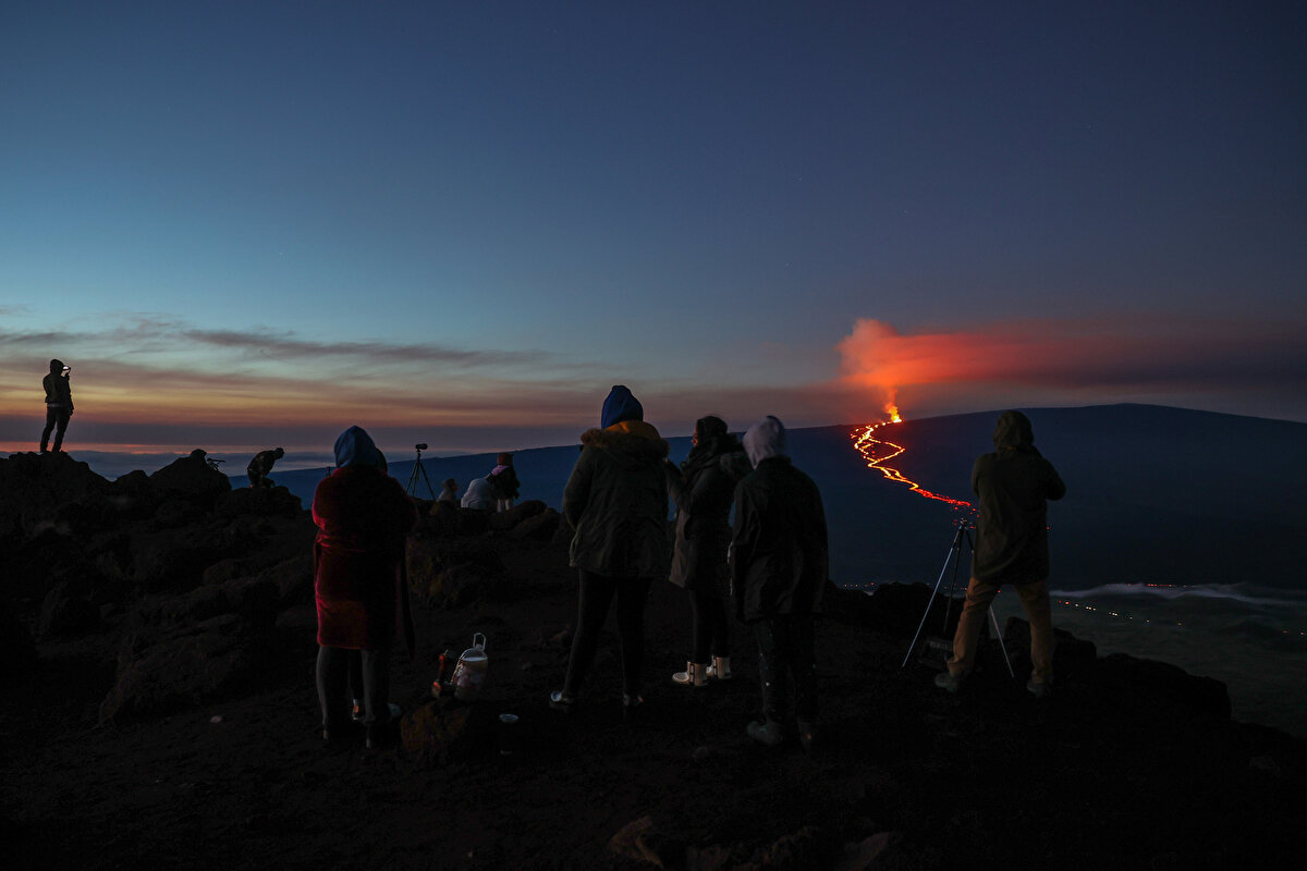 Çok sayıda insan Mauna Loa'da yükselen alevleri izlemek için toplandı. <br><br>