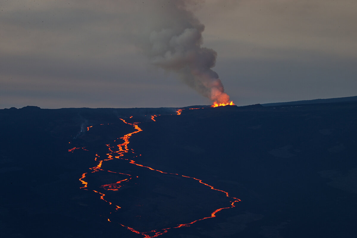 ABD'nin Hawaii takım adalarından Büyük Ada'da bulunan dünyanın en büyük yanardağı Mauna Loa'nın 38 yıl sonra yeniden patlaması sonrası lav akışı devam ederken dumanlar yükseldi.<br><br>