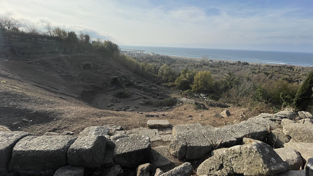 Çaycuma ilçesine bağlı Filyos beldesinde, Karadeniz'in kıyı kesiminde günümüze kadar ulaşabilen "tek" antik tiyatro olduğu belirtilen Tios tiyatrosundaki bilimsel kazı çalışmaları 2006'da başladı.
