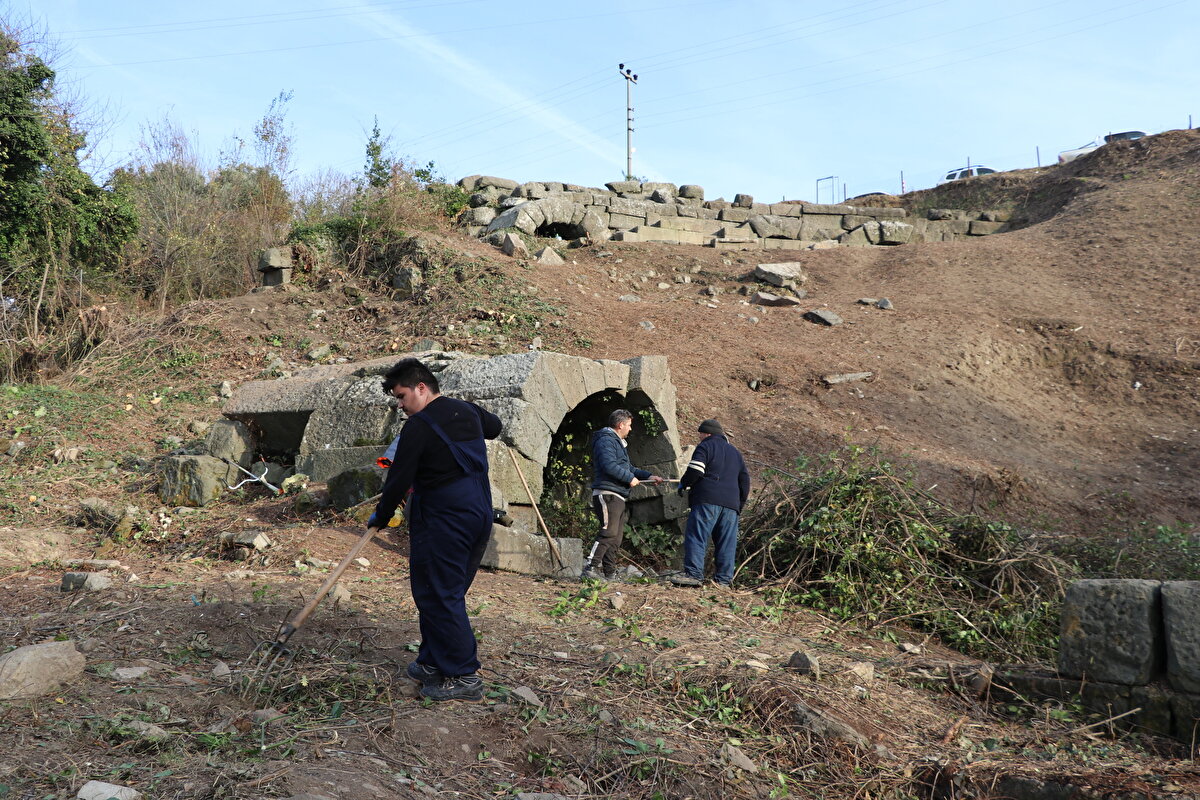Yaklaşık 2 haftadır sürdürdükleri çalışmalarla tiyatronun taşlarının, oturma sıralarının önemli ölçüde sökülmüş olduğunu tespit ettiklerini aktaran Yıldırım, şöyle devam etti: