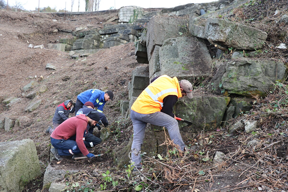"Tiyatronun ana hatlarını Roma dönemindeki mimari yapısıyla görebilme şansına sahibiz"<br><br>Doç. Dr. Şahin Yıldırım, AA muhabirine, antik kentte çeşitli nedenlerle durdurulan ve yaklaşık 10 yıl aradan sonra yeniden başlayan kazı çalışmalarının tiyatronun olduğu alanda yoğunlaştırıldığını söyledi.