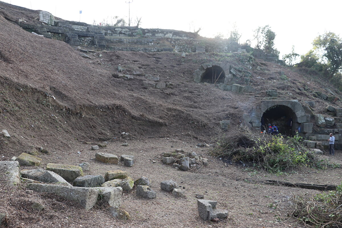 Çalışmaların kendilerini heyecanlandırdığını dile getiren Yıldırım, "Buradaki çalışma, uzun soluklu bir çalışma. Tiyatroyu yapılacak rölöve, restitüsyon ve restorasyon projeleriyle tekrardan hizmete sunmayı, kültürel hayata dahil etmeyi planlıyoruz. Oldukça güzel bir yapı. Yaklaşık 7 bin kişilik bir kapasitesinin olduğunu görüyoruz. Kapasitesini eskiden 5 bin olarak değerlendiriyorduk ama yeni çalışmalarla 7 bin kişilik bir kapasitesinin olduğunu görmekteyiz. Tieion, Karadeniz'de günümüze kadar gelebilmiş, üzerinde modern yerleşim olmayan tek antik kent durumunda." diye konuştu.