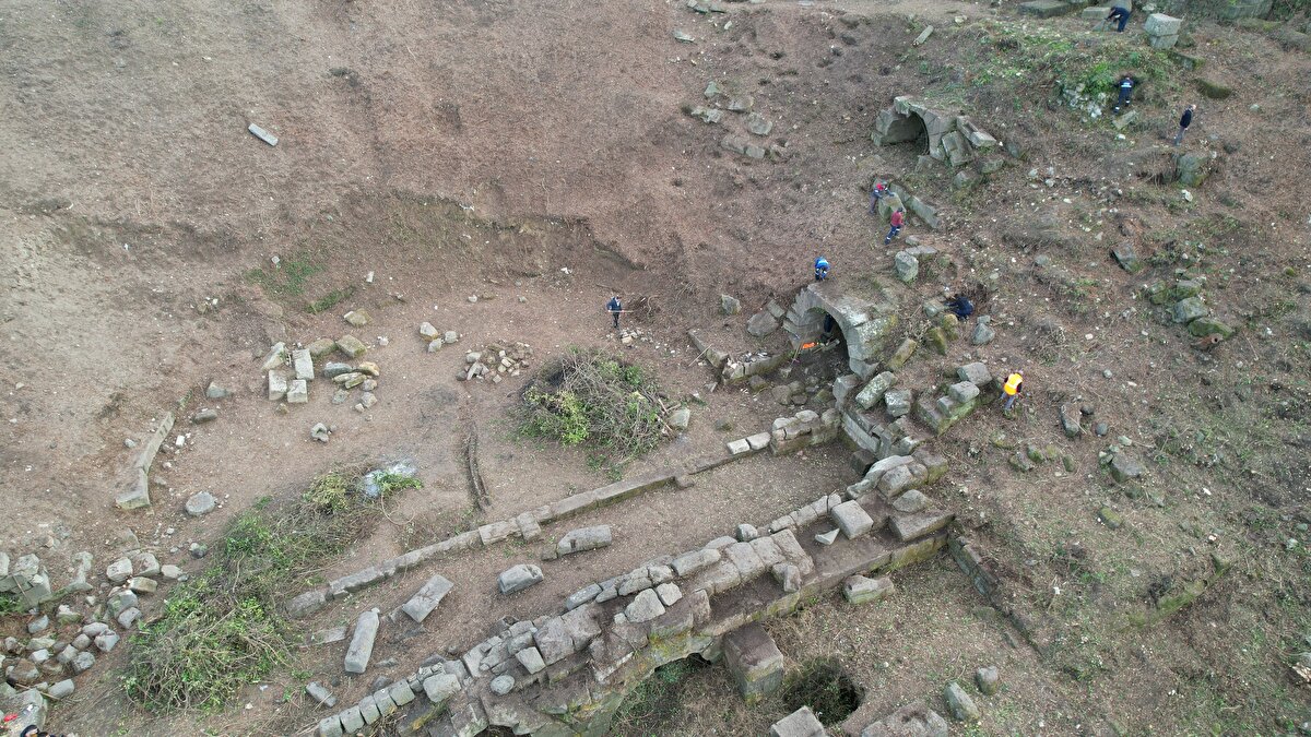 Yoğun bitki örtüsüyle kaplı durumdaki tiyatro yapısında üç kazı sezonu çalışıldı. Kara yolunun tiyatronun oturulan bölümlerinin önemli bir kısmından geçmesi, elektrik hatları ve benzeri teknik problemlerin yanı sıra bütçe nedeniyle çalışmalara ara verildi.