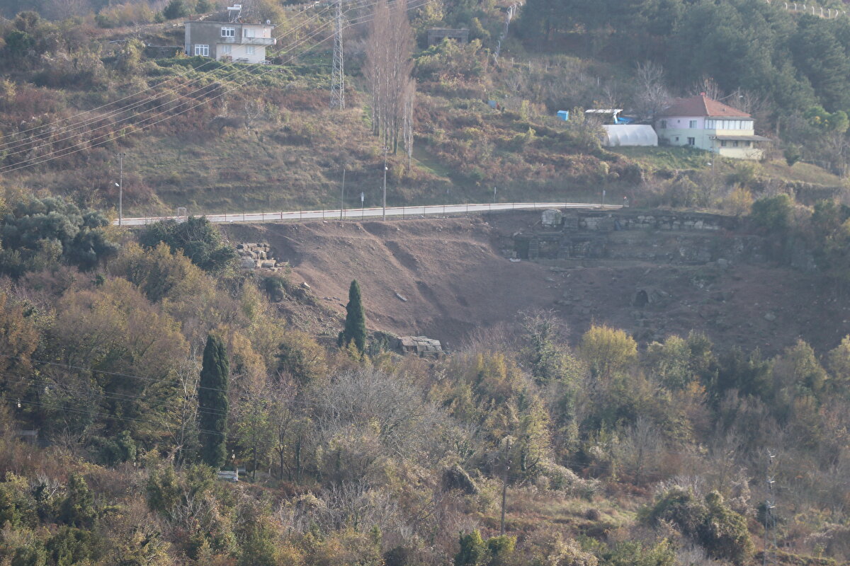 Yıldırım, tiyatronun tarihte çok önemli yere sahip olduğuna değinerek, "Tios tiyatrosu, Karadeniz'in kıyı kesiminde bulunan, günümüze kadar ulaşabilmiş tek antik tiyatro durumunda. Amasra'da da benzer bir tiyatro var ama onun sadece tek bir tonozu günümüze kadar gelebilmiş durumda. Tiyatronun ana hatlarını, Roma dönemindeki mimari yapısıyla görebilme şansına sahibiz." dedi.<br>