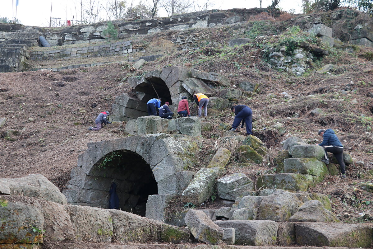 <br>"Tiyatro, büyük olasılıkla 1930'lu, 1940'lı, 1950'li yıllarda -bu tiyatroların genel olarak kaderleri böyle- bir taş ocağı olarak kullanılmış. Buradaki oturma sıralarının önemli bir bölümü modern yapıların temellerinde kullanılmış. Bununla beraber kalenin inşası sırasında tiyatronun oturma sıralarına ait önemli bloklar karşımıza çıktı. Bu yılki çalışmalar sırasında oturma sıralarının olduğu bölümde hem kuzeyinde hem güney hattındaki oturma sıralarına ait önemli parçalar ortaya çıkardık."<br>