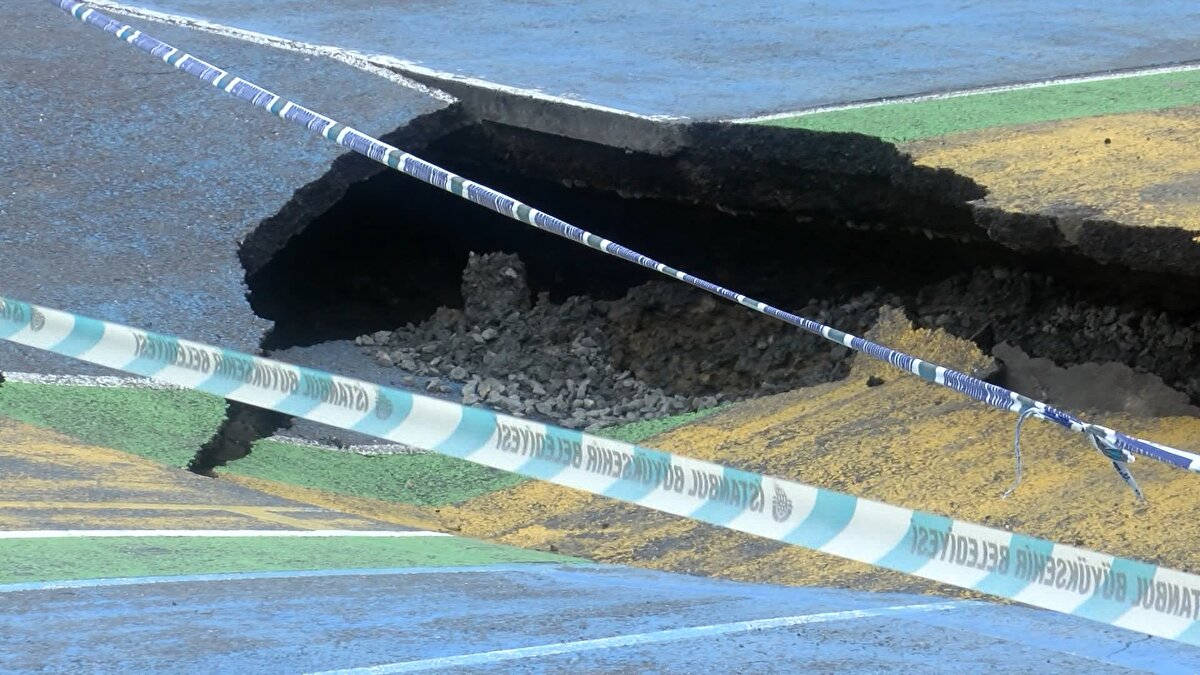  Okul yetkileri göçüğün çevresini güvenlik şeridi ile kapatarak ilgili yerlere durumu bildirdi.