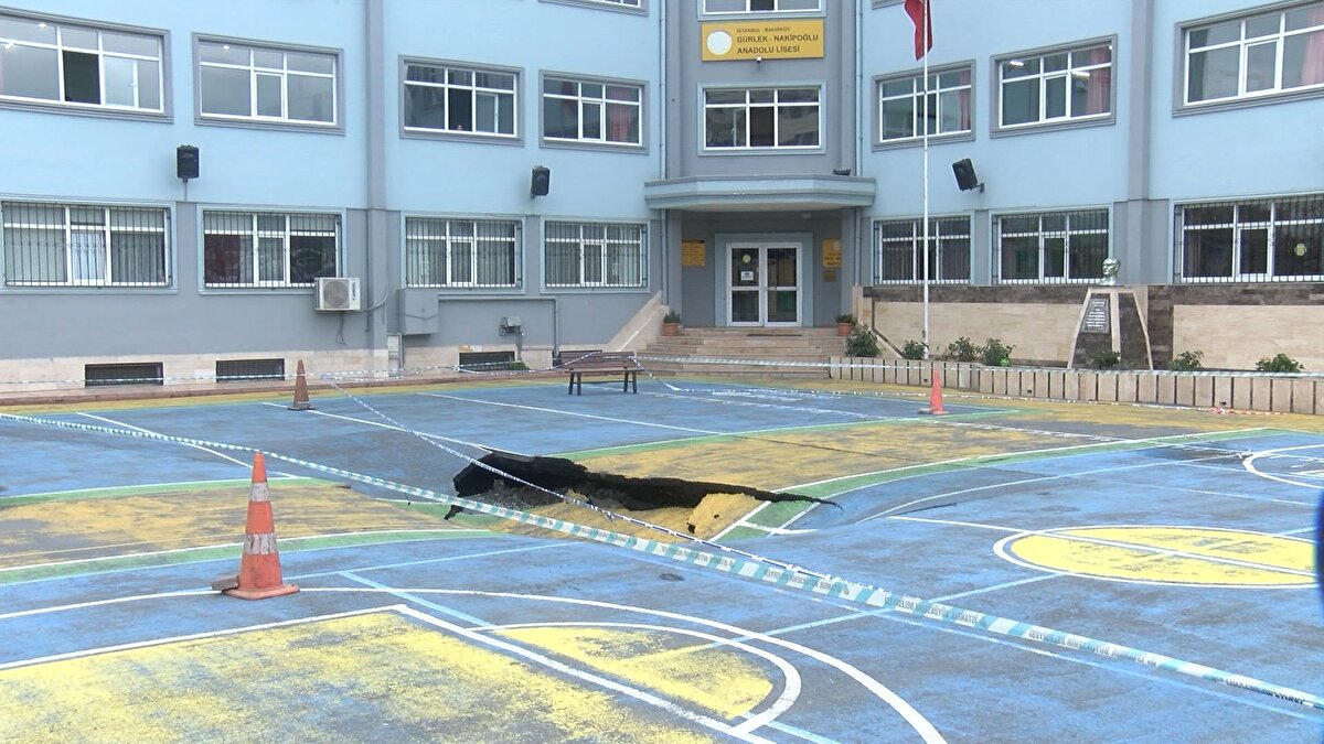  Aradan geçen zamanda göçük daha da derinleşti. Eğitim öğretimin devam ettiği okula bugün Bakırköy Belediyesi ve İlçe Milli Eğitim Müdürlüğü yetkilileri gitti. 