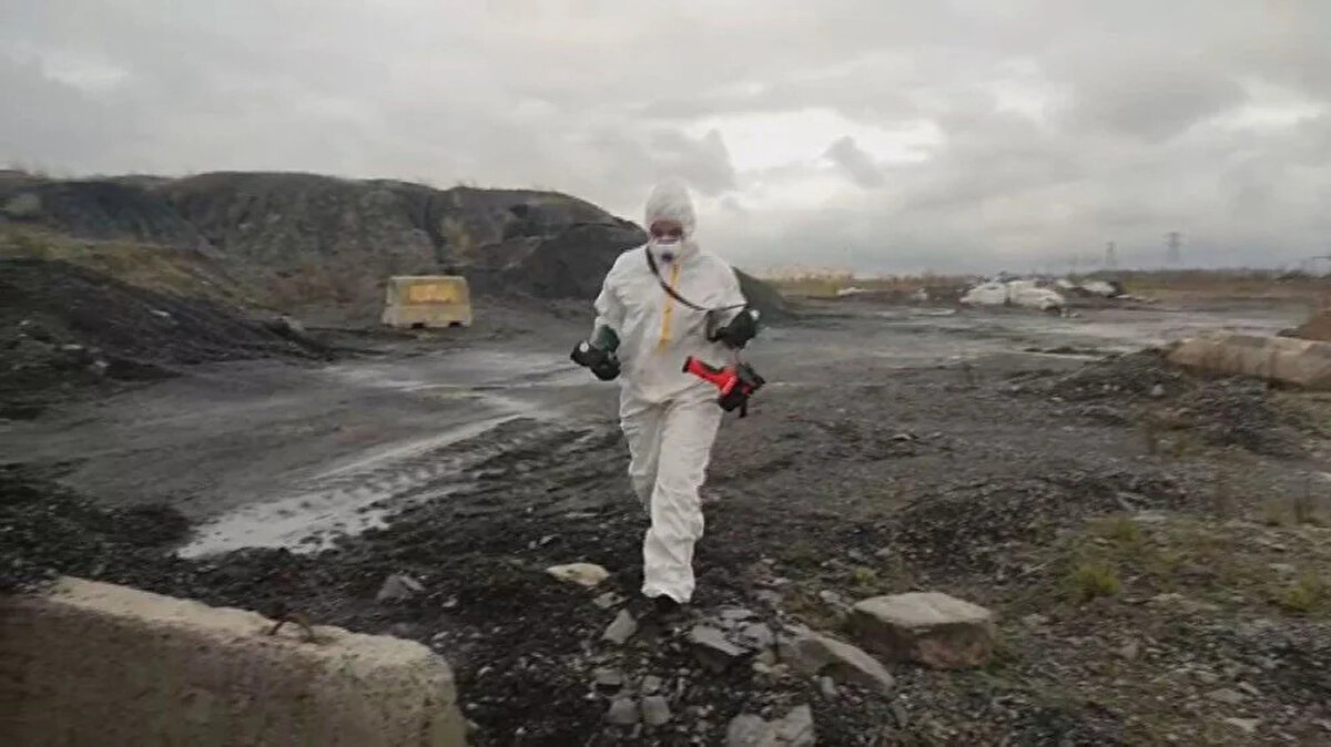 Başakşehir Kuzey Marmara Otoyolu Fenertepe Kavşağında yol kenarına içinde kimyasal madde bulunan 30 çuval bırakıldı. Üzerlerinden duman çıkan ve çevreye koku yayan kimyasal maddeleri görenler polis ekiplerine bildirdi.