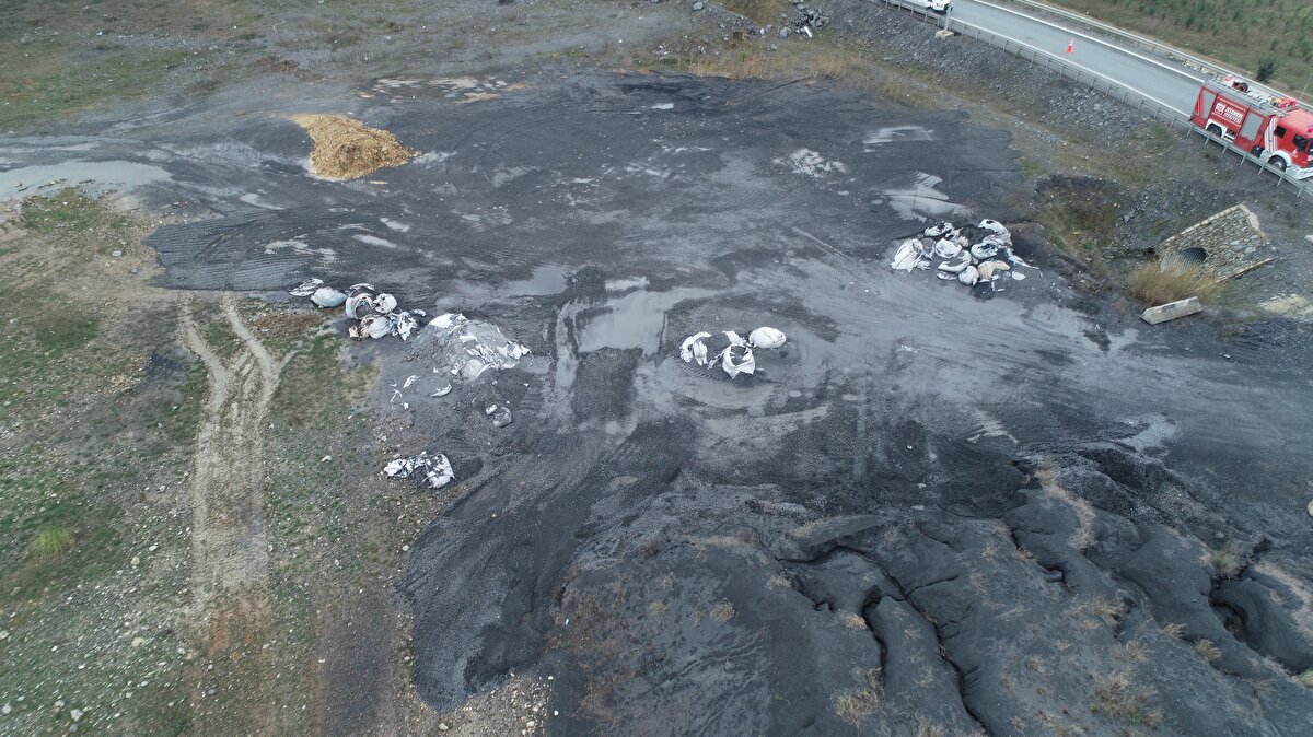 Yapılan ilk tespite göre çuvalların içindeki maddenin demir cüruf olarak bilinen madde olduğu anlaşıldı. Kimyasal madde, üzeri toprakla kapatıldıktan sonra itfaiye ekiplerinin soğutma çalışmalarının ardından iş makineleri ile alandan temizlenerek kaldırılacak.