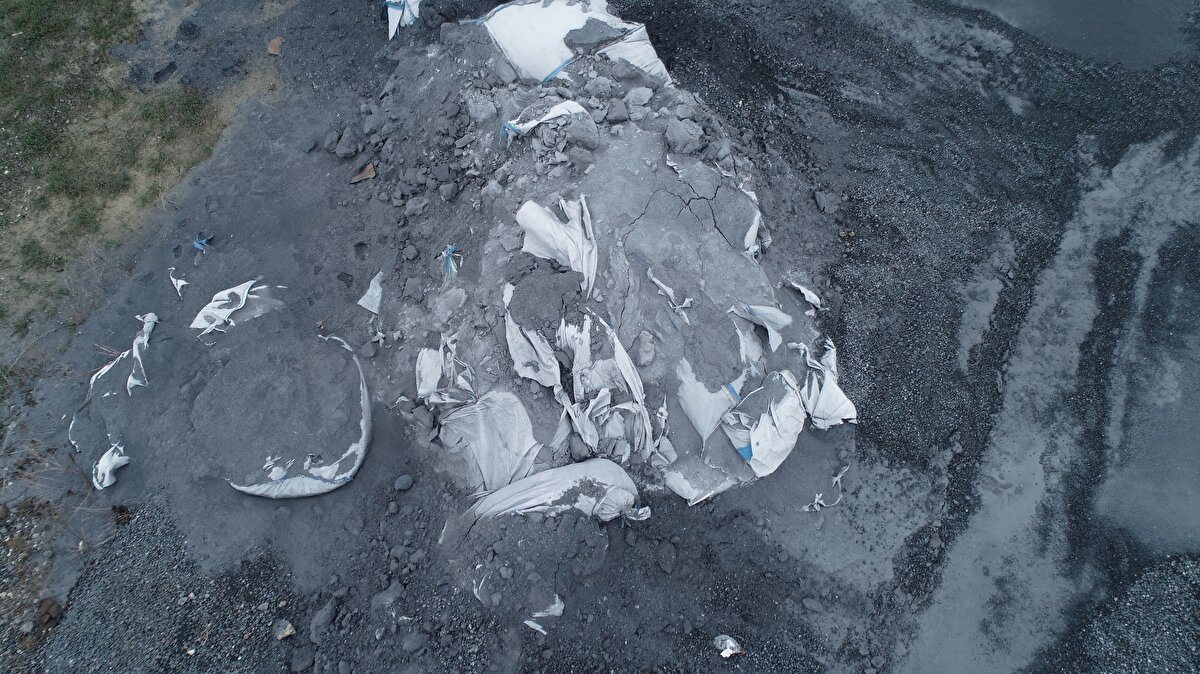 Olay yerine itfaiye AFAD ve polis ekipleri sevk edildi. Polis ekipleri kimyasal madde bırakılan alan ve çevresinde güvenlik önlemi alırken AFAD'a ekipleri özel korumalı kıyafetler ile kimyasal maddeden numune aldı.