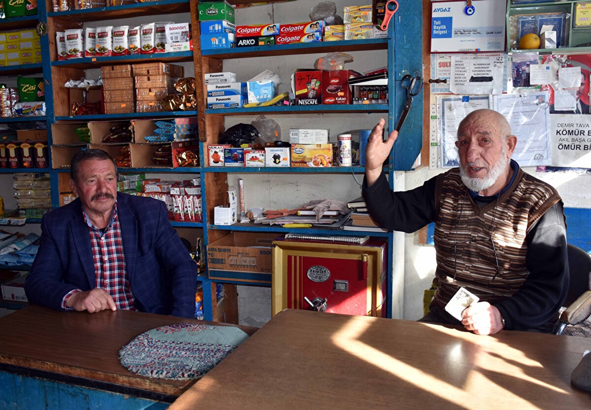 Erdemir, ilçenin yöresel bir ürününün bulunmadığını belirterek, bölgede genelde arpa, buğday, nohut ve sulanabilir bazı arazilerde mısır ekildiğini ifade etti.<br><br>Kesikköprü Barajı'ndan Çelebi Dağı'na su basılması ve sulama sistemi kurulması için hazırladıkları projeyi yetkililere sunduklarını dile getiren Erdemir, bu çalışma yapılırsa bölgede çok geniş bir alanın sulu tarıma açılacağını belirterek, şunları söyledi:<br><br>"Bunun için elimizden gelen gayreti gösteriyoruz. İnşallah bunu da başarabilirsek tarım konusunda da önemli mesafe almış olacağız. Yine yakın zamanda 2 bin ton sıcak asfalt aldık. Katkılarından dolayı Ulaştırma ve Altyapı Bakanımıza ve AK Parti Milletvekili Ramazan Can'a teşekkür ediyorum."<br><br>Erdemir, Çelebi merkez ve köylerinin asayiş anlamında sakin ve huzurlu olduğunu kaydetti.