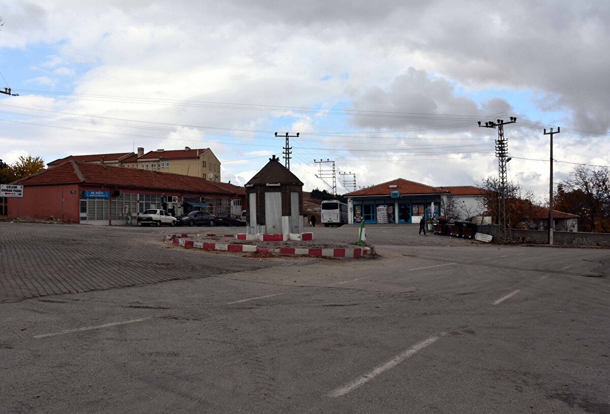 Çelebi Belediye Başkanı Yaşar Erdemir, AA muhabirine, ilçe nüfusunun az olduğunu ancak yaptıkları ve yapacakları yatırımlarla Çelebi'nin büyümeye devam edeceğini söyledi.<br><br>İlçenin doğal gaza kavuştuğunu ifade eden Erdemir, "İlçemizin yüzde 90'ı şu anda kullanıyor, yüzde 10'luk kesimini de inşallah önümüzdeki yıl doğal gazla buluşturacağız. Yine İlçe Devlet Hastanesinin ihalesi yapıldı, 15 yataklı bir hastane olacak. Bunun yanında gençlerimizin sportif faaliyetlerde bulunabilmeleri için halı saha yaptık, yanına da gençlik merkezimizi yapacağız, orası da yakında ihaleye çıkıyor. Gençlerimiz buralarda sportif faaliyetlerini yapabilecek." diye konuştu.